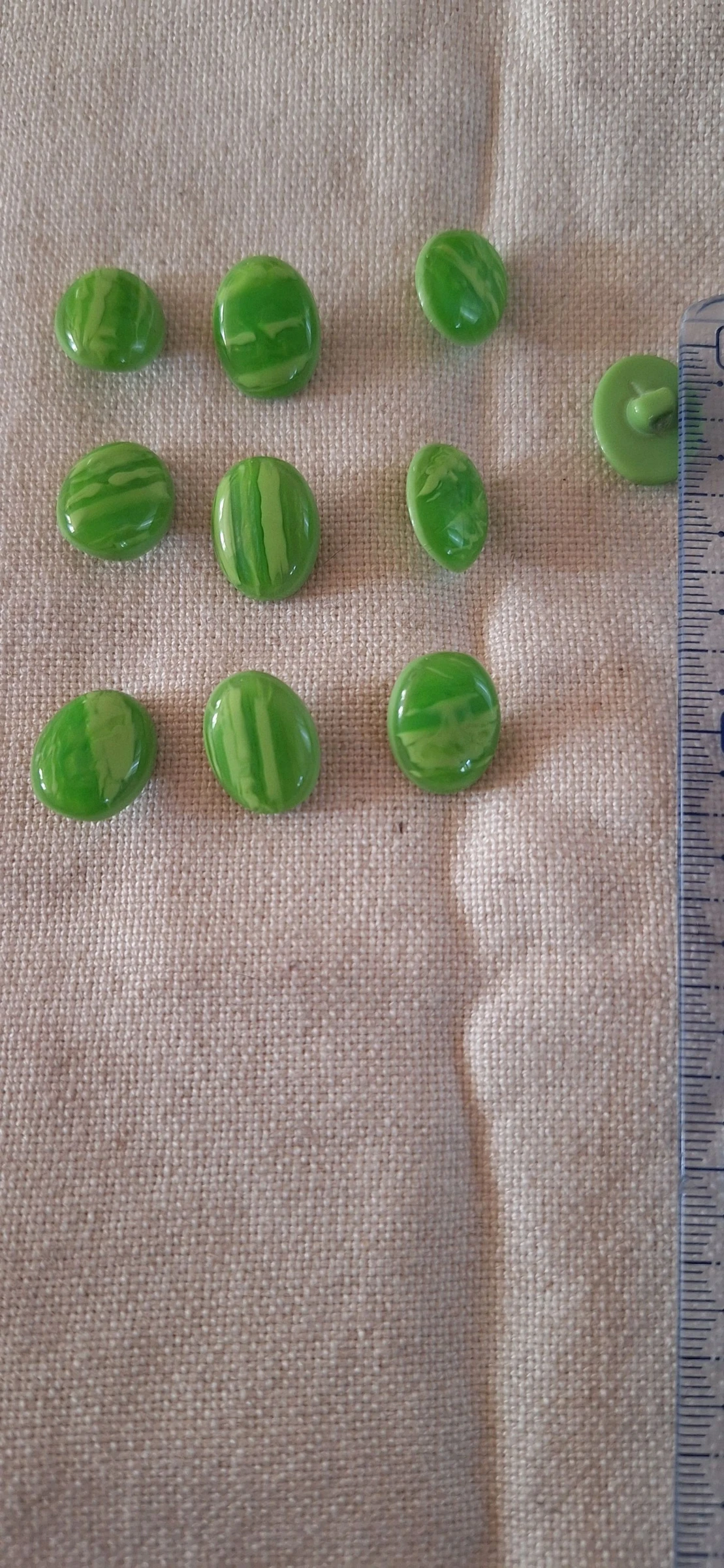 10 boutons 18 mm à coudre en résine vert